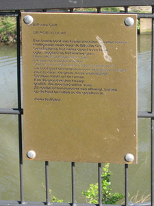 833229 Afbeelding van het gedicht 'De Roeivlucht' van Peter le Nobel op een goudkleurig paneeltje gemonteerd op een hek ...